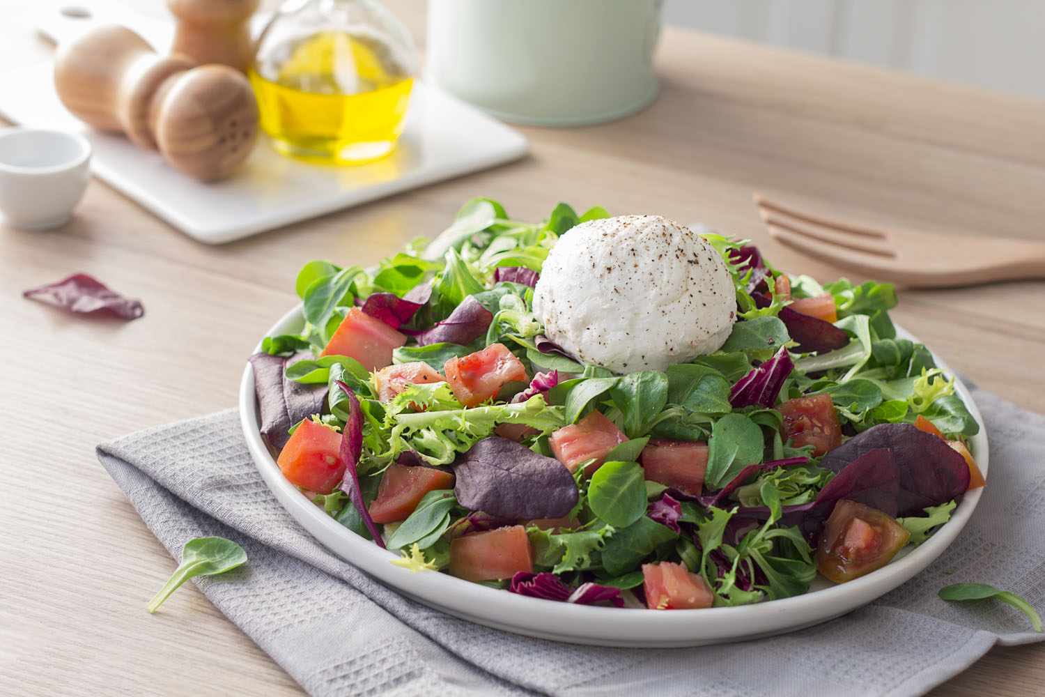 Cómo hacer una receta de Ensalada gourmet con burrata y tomates raf