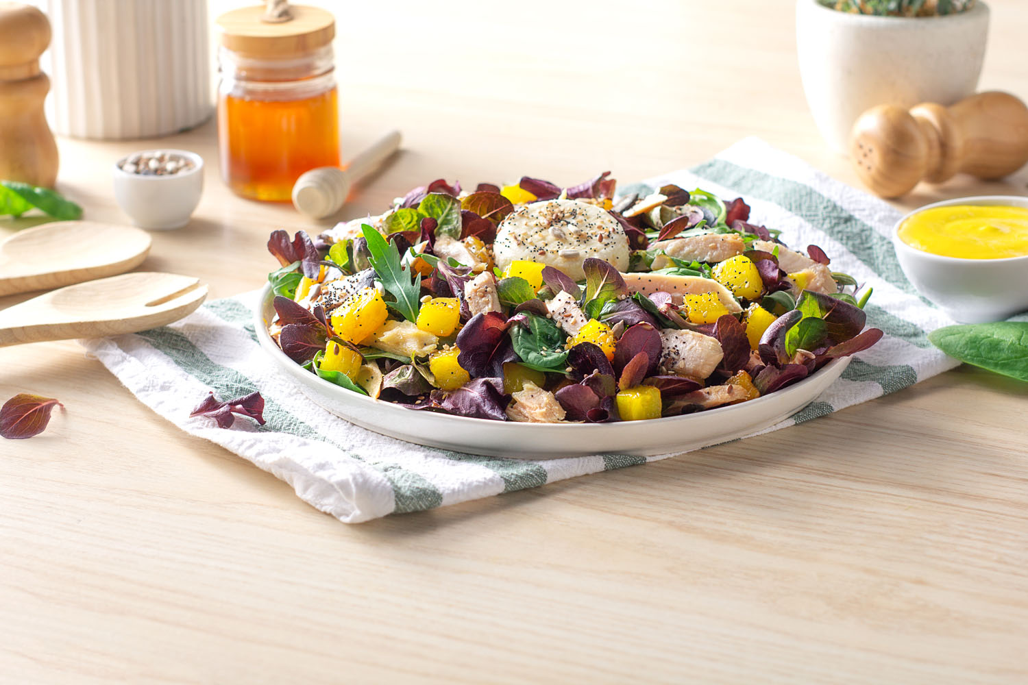 Cómo hacer una receta de Ensalada tropical de piña, queso de cabra y atún