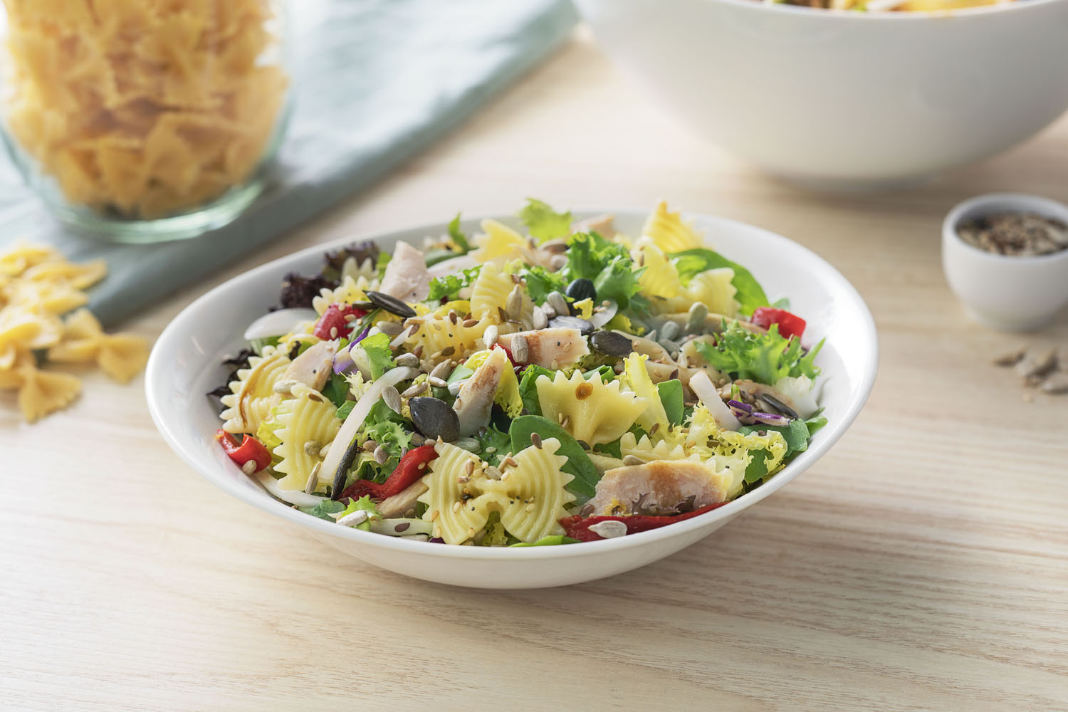 Cómo hacer una receta de Ensalada de farfalle, ventresca y pimientos asados