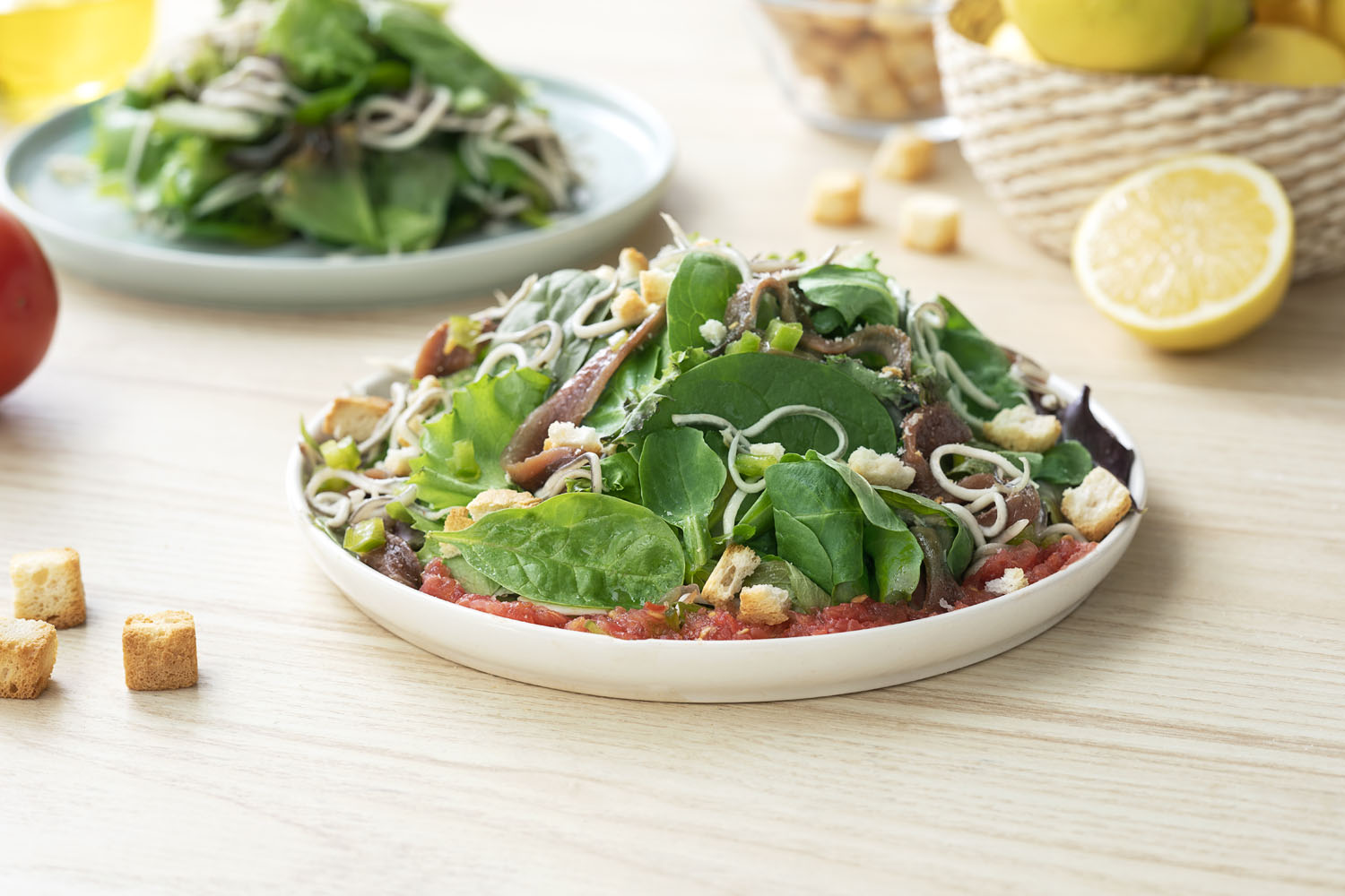 Cómo hacer una receta de Ensalada de gulas y anchoas