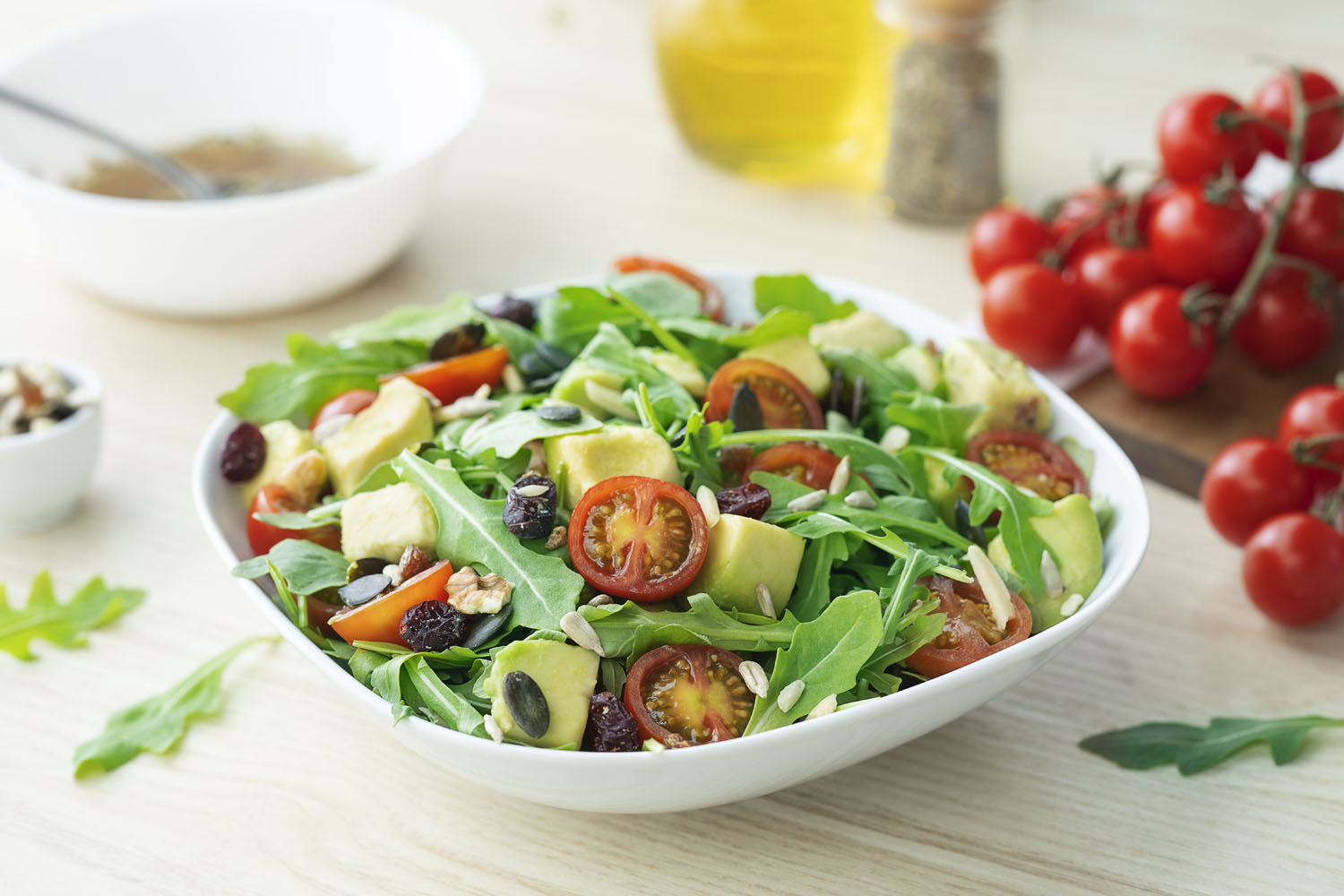 Cómo hacer una receta de Ensalada de rúcula, aguacate y cherrys