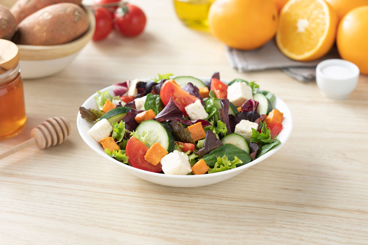 Cómo hacer una receta de Ensalada mezclum con boniato, queso feta y vinagreta de naranja