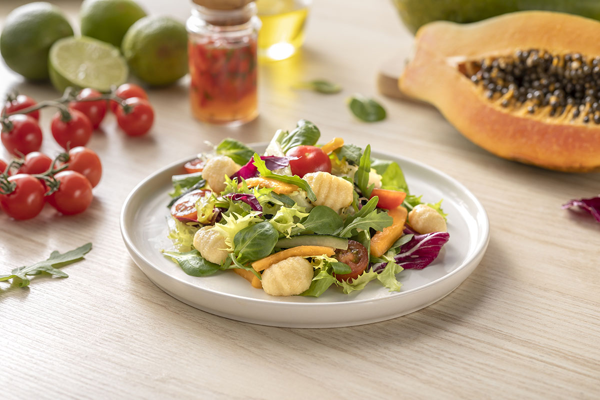 Cómo hacer una receta de Ensalada de ñoquis y papaya