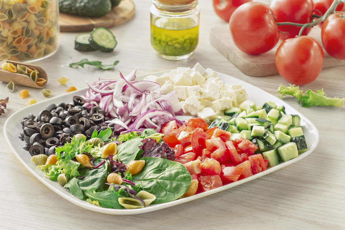 Cómo hacer una receta de Ensalada de pasta estilo griego