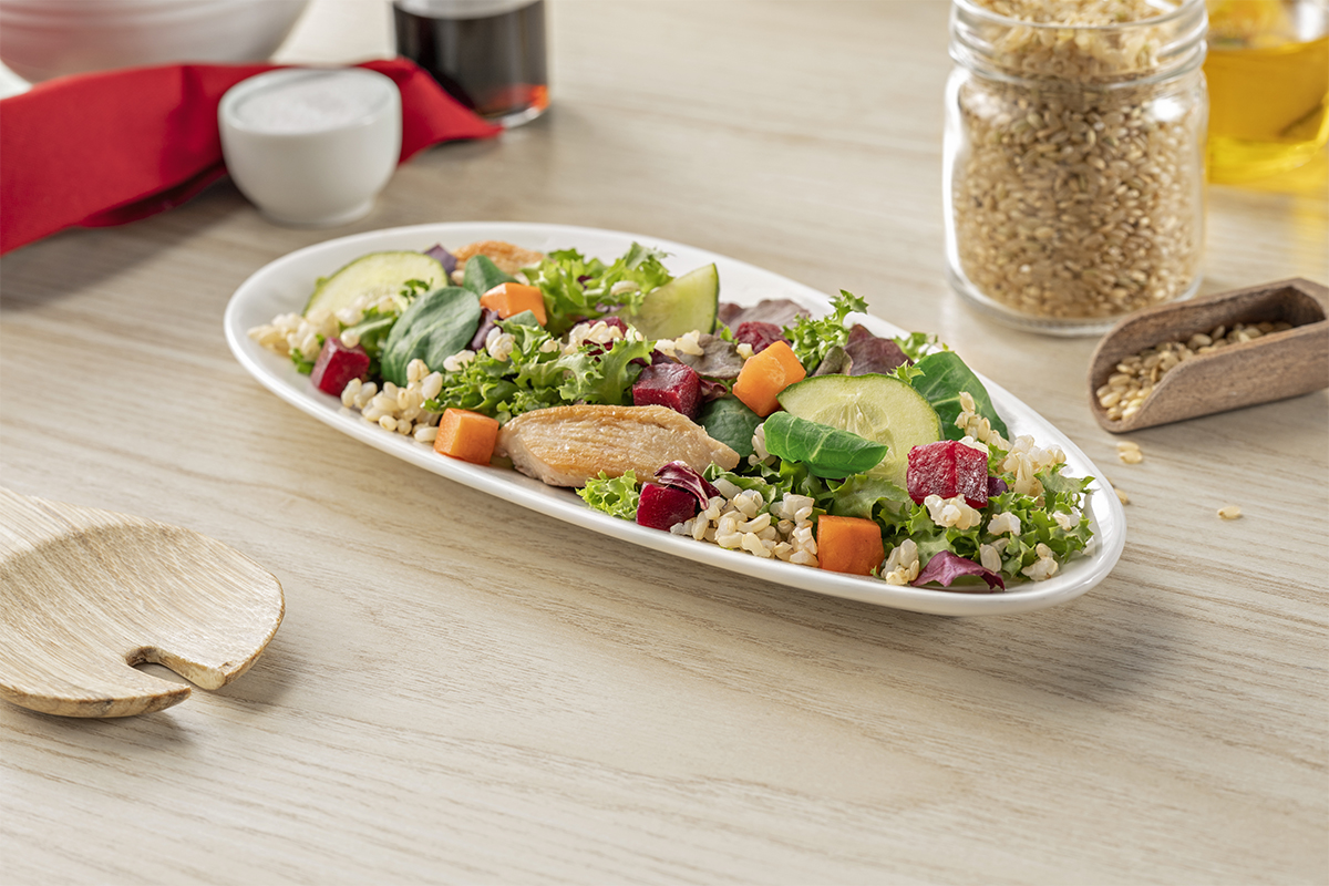 Cómo hacer una receta de Ensalada de arroz integral
