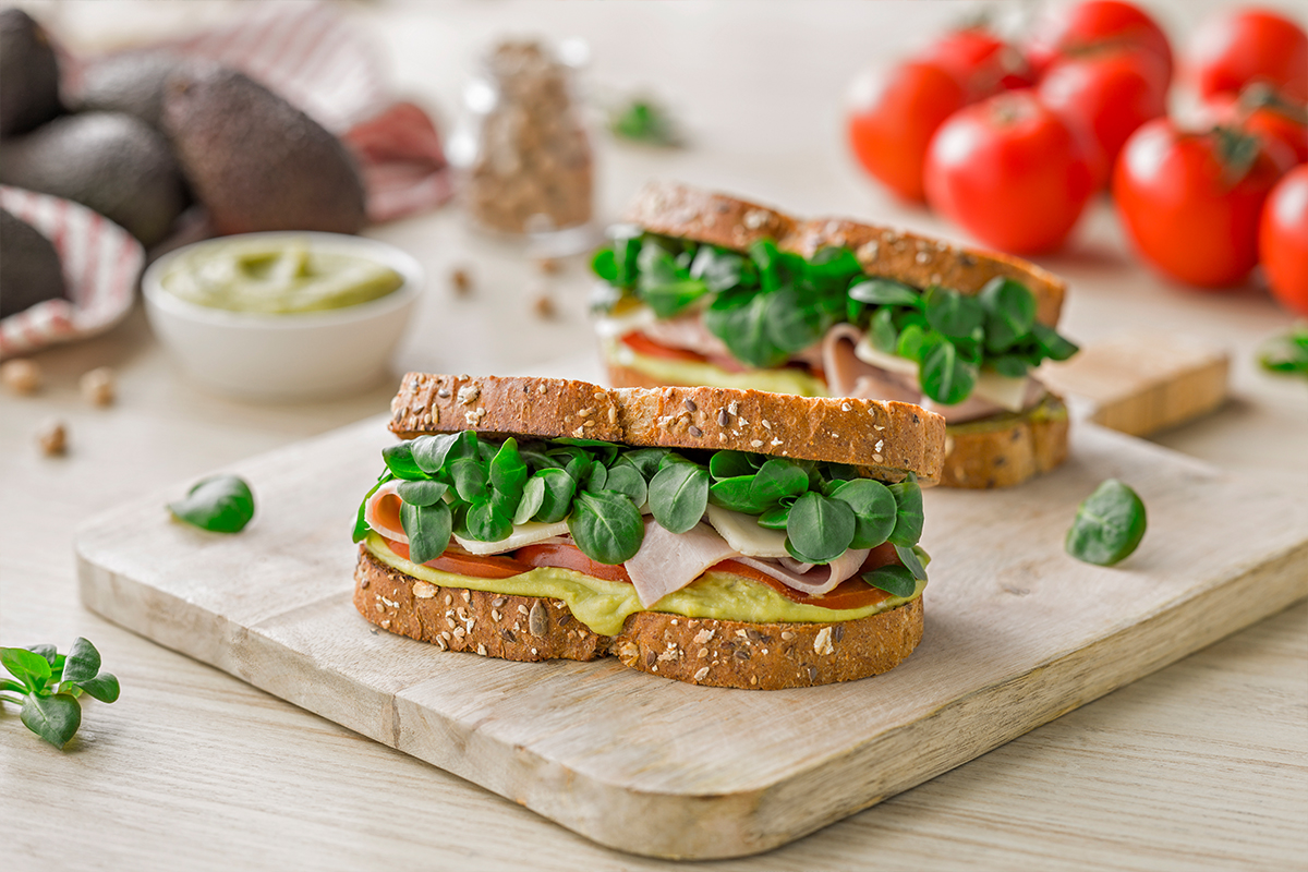 Cómo hacer una Sandwich vegetal con hummus de aguacata