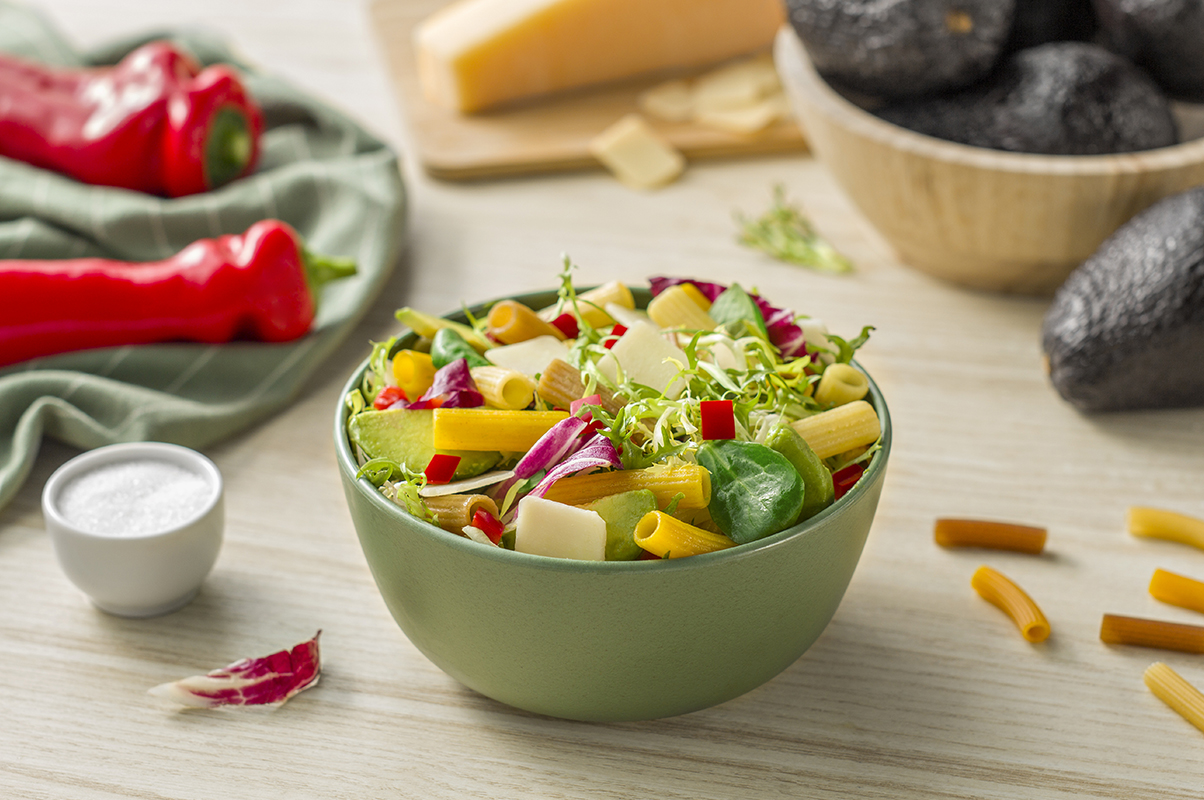 Cómo hacer ensalada de pasta integral con hierbas aromáticas