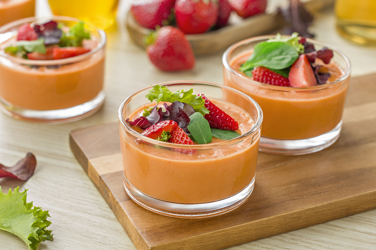 Cómo hacer vasitos de gazpacho de fresas