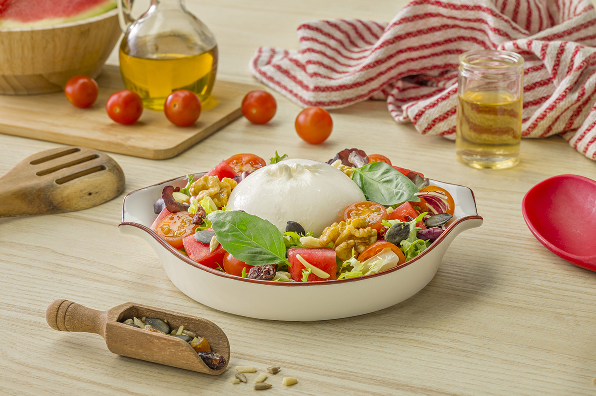 Cómo hacer ensalada de verano con burrata