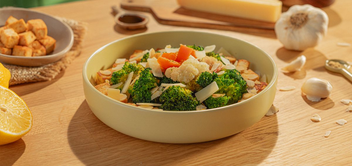 Receta de verduras al vapor con tofu, almendras y queso